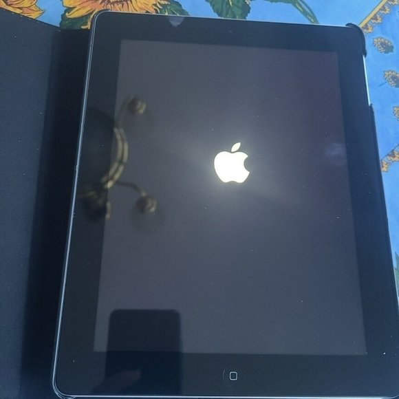 Apple iPad 4th Gen. 16GB, Wi-Fi, 9.7in Used Tablet with Accessories - Picture 2 of 5